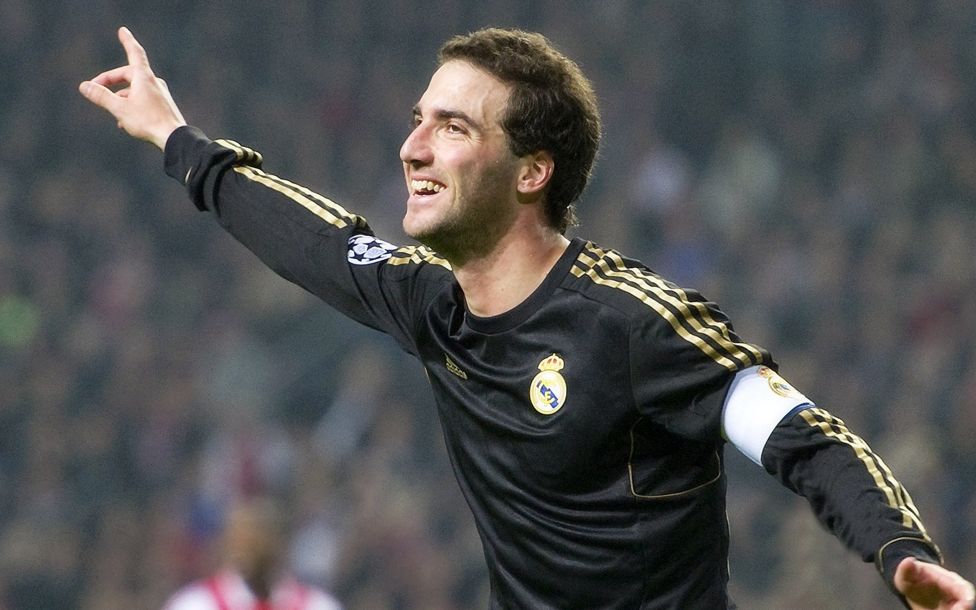 “世界武术冠军巅峰对决,高新体育中心剑拔弩张”