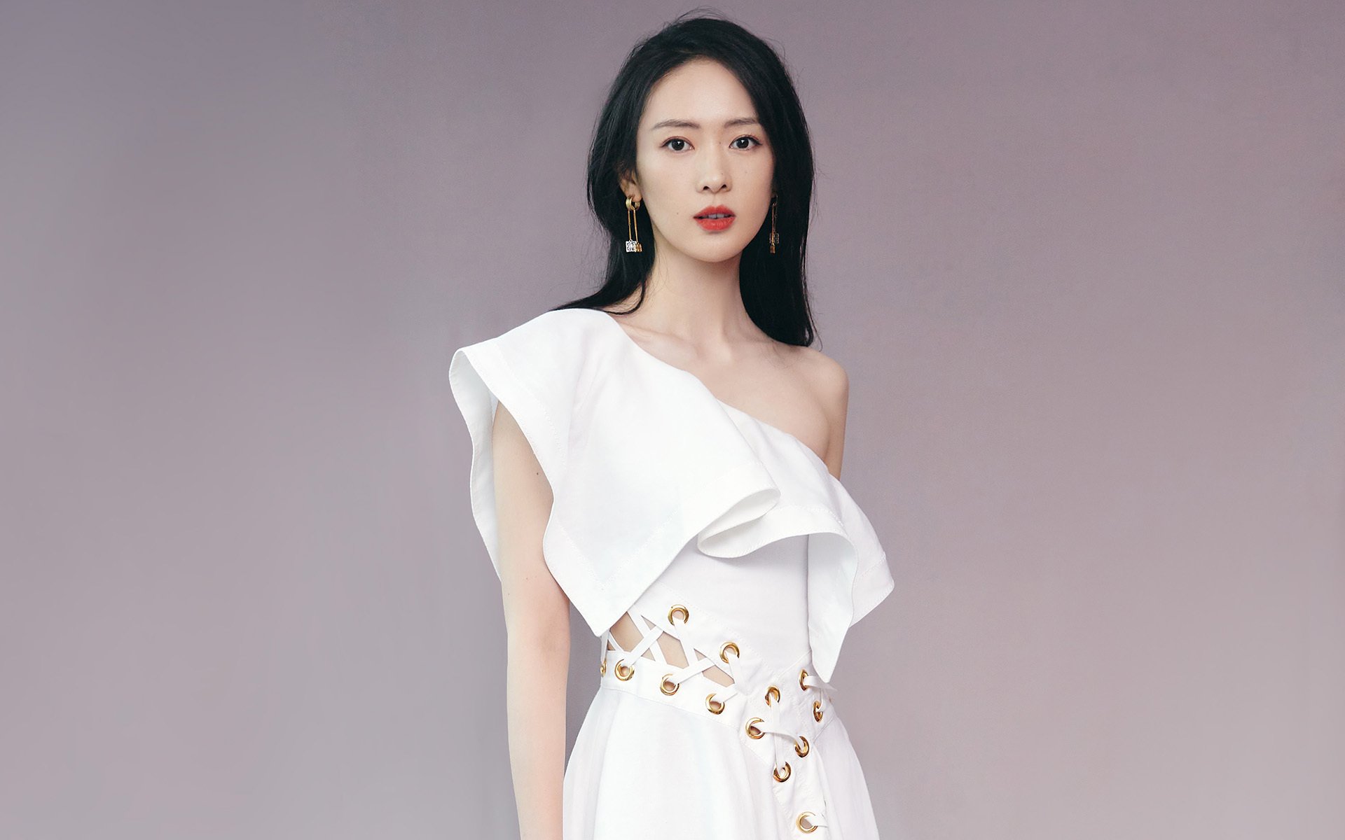 球队是否优先培养具备传控兼突破能力的中场新星，球队处于优势怎样安排战术