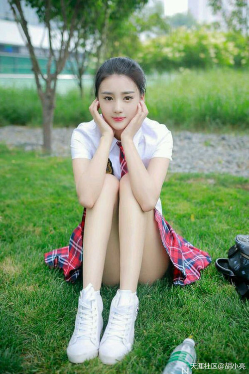 “尼古拉斯·桑特基的精准脚法，助力美洲狮队成为全球橄榄球新霸主”